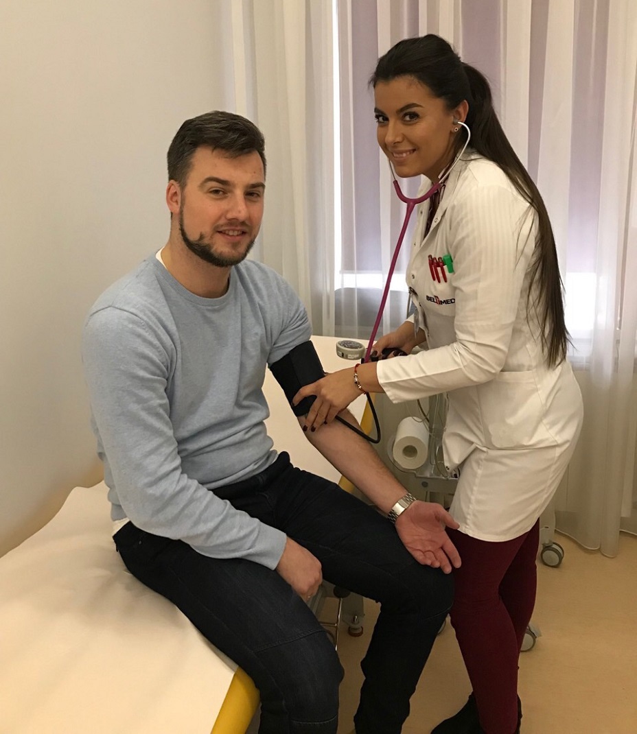 član KK Kluba Crvena Zvezda merenje pritiska u ordinaciji
